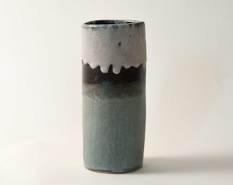 Handgemachte Keramikvase - modernes minimalistisches Keramikgefäß