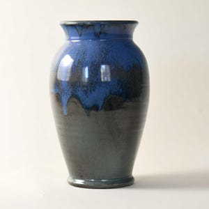 Jarrón grande con goteo azul/verde de Shearwater Pottery, firmado 94 JA (Jim Anderson)