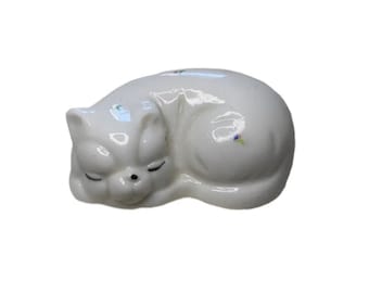 Gato durmiendo pequeño de porcelana fina vintage, blanco con pequeñas flores.