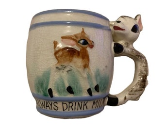 Taza infantil vintage de los años 50 con diseño de ciervo y rayas azules: "Siempre bebe leche".