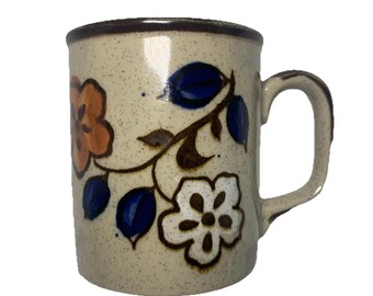 Taza de café vintage de mediados de siglo con motas marrones y flores, fabricada en Japón.