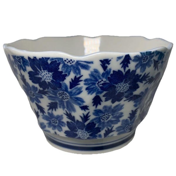 Tazón de arroz vintage OMC Japón de porcelana con flores azules y blancas, con borde festoneado.