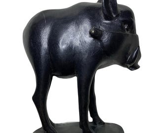 Vintage schwarze geschnitzte stehende Warzenschwein-Volkskunst-Figur Schwein-Eber aus Holz
