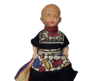 Bambola olandese vintage in plastica con occhi che dormono e vestito in feltro