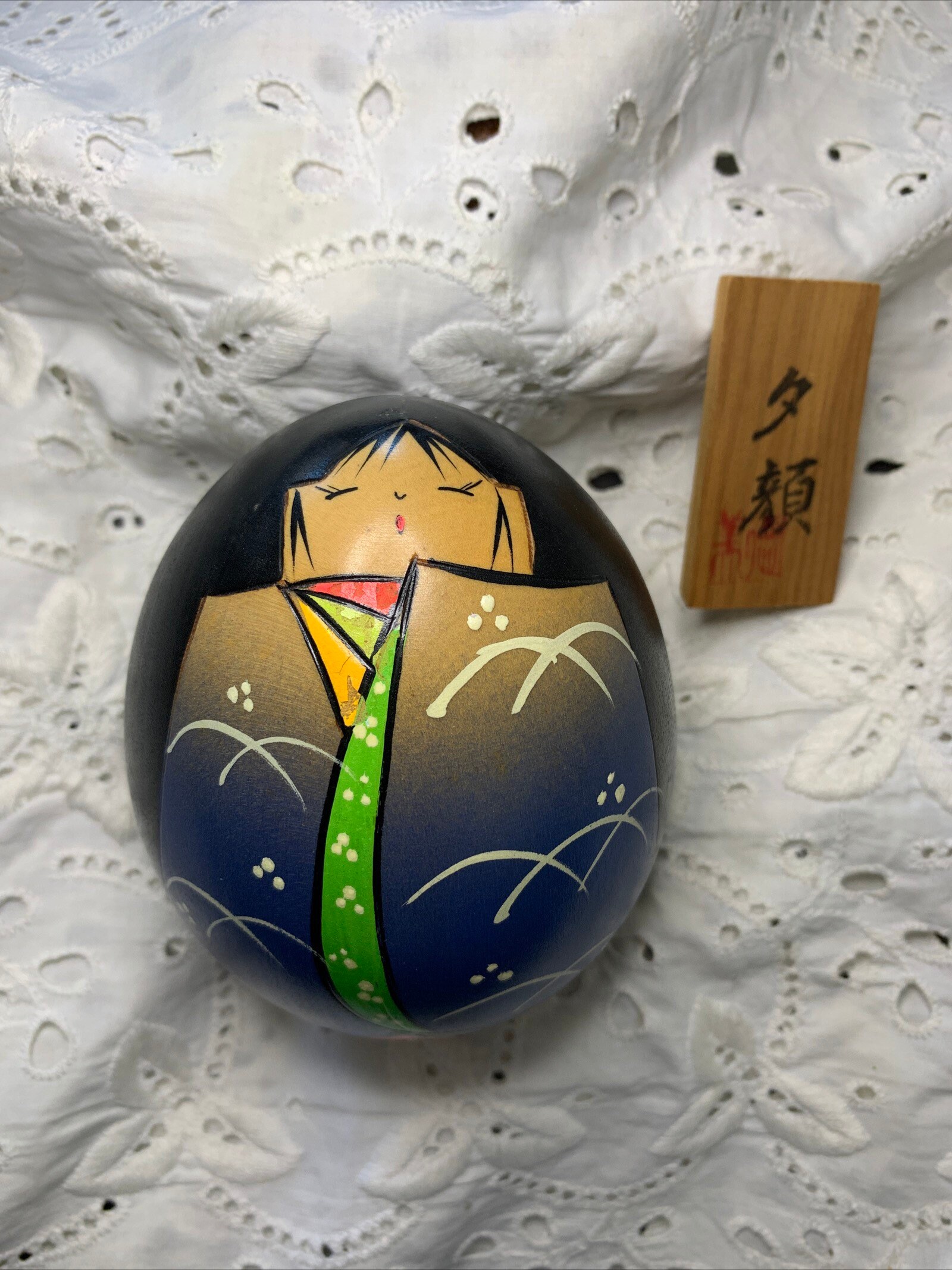ヴィンテージの日本のこけし人形、丸い木製人形、卵型、手描き、看板
