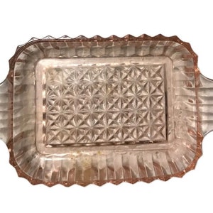 Plato vintage Anchor Hocking de cristal rosa con diseño de depresión y ribete acanalado