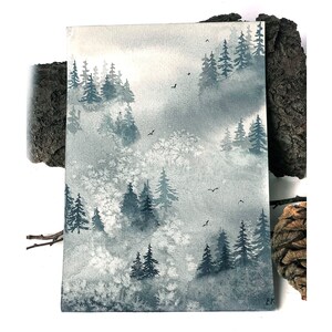 Foresta nebbiosa, dipinto ad acquerello originale, paesaggio di foresta di pini nebbiosi, grigio-blu