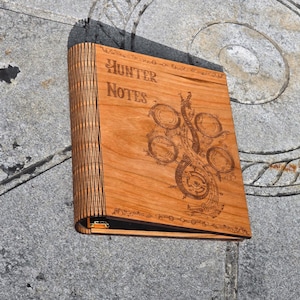 Cuaderno de notas del cazador encuadernado en madera y cuero