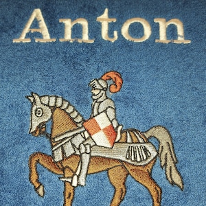 Handtuch mit einem Ritter und Namen bestickt Bild 1