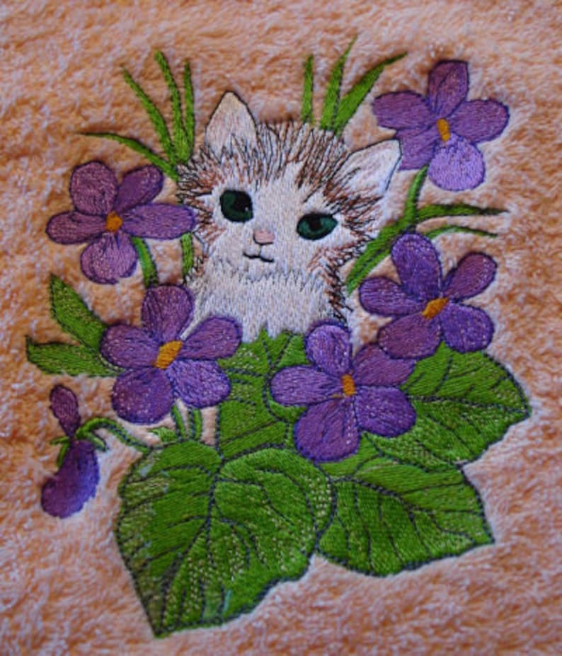Handtuch Motiv Katze mit Veilchen Bild 1
