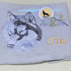 Handtuch mit großen Wolfmotiv bestickt