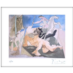 Może przedstawiać: Oprawiona grafika Picassa, przedstawiająca mitologiczną scenę z postaciami, koniem i włócznią. Grafika utrzymana jest w stonowanych odcieniach beżu, błękitu i różu, z podpisem artysty w prawym dolnym rogu. Grafika jest numerowana 67/100.