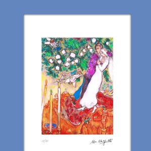 Könnte beinhalten: Eine weiße Keramik-Tasse mit schwarzem Henkel und dem Text "But First, Coffee" in fetter, schwarzer Schrift. Die Tasse steht auf einer Holzoberfläche. Die Tasse ist etwa 10 cm hoch.