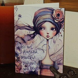 Carte de voeux encourageante « Vous êtes puissante, belle, brillante et courageuse ». Montrez à quelqu'un que vous aimez. Design original au format A6