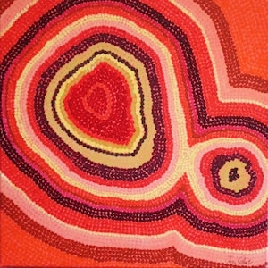 Könnte beinhalten: Abstrakte Punktmalerei in Rot-, Orange- und Gelbtönen. Das Kunstwerk zeigt konzentrische Kreise und organische Formen, die einen strukturierten, geschichteten Effekt erzeugen. Das Werk ist unten rechts signiert.