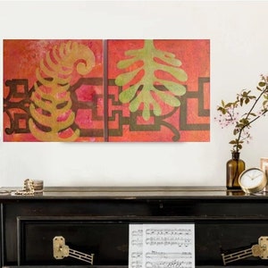 Op de afbeelding: Een tweedelige abstracte kunstprint met een kleurenschema in rood, oranje en groen. De print toont gestileerde blad- en varenvormen tegen een geometrische achtergrond.