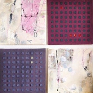Può includere: Quattro dipinti astratti quadrati. Uno presenta un design geometrico rosa su sfondo bianco. Un altro ha una griglia di quadrati scuri su una tela bordeaux con accenti rossi. Il terzo ha una griglia di quadrati scuri su una tela viola con un quadrato argentato. L'ultimo ha uno sfondo bianco con forme blu e rosa.
