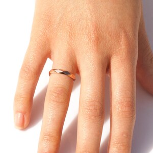Alianza de boda geométrica en oro de 14 quilates y 18 quilates, anillo de oro facetado. imagen 1