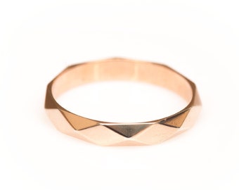 Anillo facetado, anillo geométrico, alianza de bodas, alianza de bodas de oro amarillo, anillo con facetas, anillo de oro de 14 quilates, anillo de oro de 18 quilates, anillo de bodas de oro.
