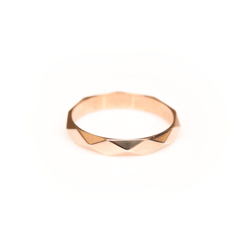 Alianza de boda geométrica en oro de 14 quilates y 18 quilates, anillo de oro facetado. imagen 2