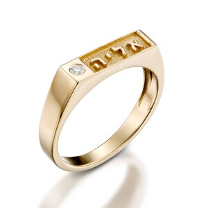 Anillo con nombre en oro, oro rosa o blanco con un diamante redondo de 0,03.