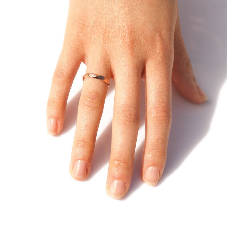 Alianza de boda geométrica en oro de 14 quilates y 18 quilates, anillo de oro facetado. imagen 1