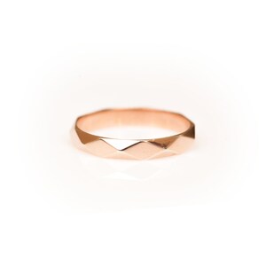 Alianza de boda geométrica en oro de 14 quilates y 18 quilates, anillo de oro facetado. imagen 3