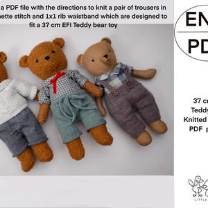 Op de afbeelding: Drie bruine teddyberen die verschillende gebreide broeken dragen. De beren zijn 37 cm lang en de broeken zijn ontworpen om te passen op een 37 cm EFI teddybeer speelgoed. De afbeelding bevat de tekst "ENG PDF" en "37 cm EFI Teddy Bear Knitted trousers PDF pattern".