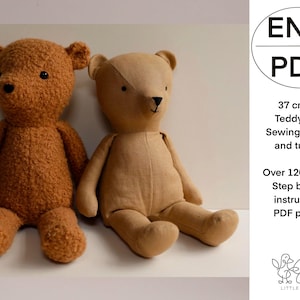 Puede incluir: Dos osos de peluche, uno marrón y peludo, el otro beige y liso, sentados sobre una superficie blanca. La imagen incluye el texto: "ENG PDF 37 cm EFI Teddy Bear Sewing pattern and tutorial Over 120 photos Step by step instructions PDF pattern LITTLE THINGS".