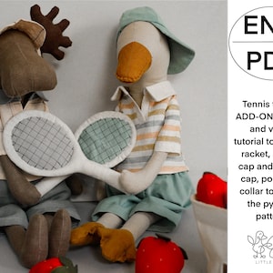 Puede incluir: Dos peluches, un alce y un pato, vestidos con atuendos de tenis, sosteniendo raquetas. El alce lleva una gorra y el pato una visera. La imagen incluye texto: "Tennis theme ADD-ON pattern and video tutorial..." para un patrón de pijama.
