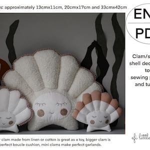 Może przedstawiać: Wzór szycia i samouczek do stworzenia zabawki dekoracyjnej w kształcie muszli małża lub św. Jakuba. Wzór obejmuje trzy rozmiary: 13 cm × 11 cm, 20 cm × 17 cm i 33 cm × 42 cm. Obraz przedstawia trzy białe muszle z tkaniny z wyszytymi oczami i różowymi akcentami.