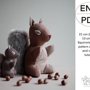 Puede incluir: Dos juguetes de peluche de ardilla, uno grande y otro pequeño, en tonos marrones y grises, con una cola esponjosa. La ardilla más grande mide 21 cm de altura. La imagen incluye el texto "ENG PDF" y "Squirrels sewing pattern and -DF and video tutorial."