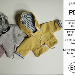 Può includere: Modello PDF e tutorial per una giacca con coulisse foderata con cappuccio per giocattoli di 55 cm e 30 cm. Il modello include istruzioni in inglese. L'immagine mostra due giacche finite, una gialla e una grigia.