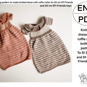 Könnte beinhalten: Strickanleitung für ein gestreiftes Kleid mit Rüschenkragen. Die Anleitung ist für 55 cm und 30 cm große Puppen. Die Anleitung ist in englischer Sprache und als PDF-Download verfügbar.