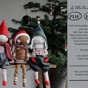 Könnte beinhalten: Drei handgefertigte Stoffpuppen, jede mit einzigartigen Merkmalen. Eine Puppe ist als Lebkuchenmann gekleidet, eine andere als Elf und die dritte trägt einen roten Hut und Schal. Die Puppen sind etwa 33 cm groß und gehören zur "Not Just Halloween buddies collection".