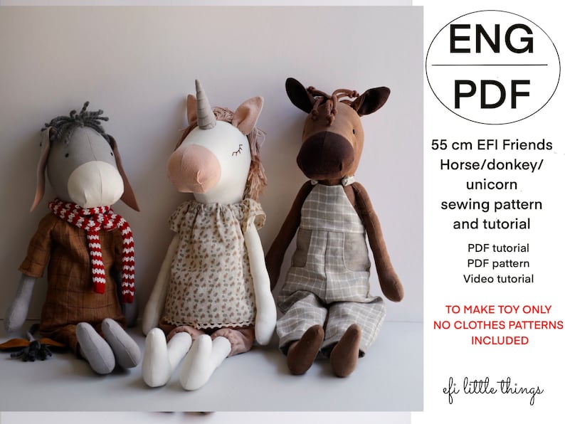 Puede incluir: Un patr&oacute;n de costura y un tutorial para hacer un caballo de peluche, un burro o un unicornio de 55 cm. El patr&oacute;n incluye instrucciones para hacer el juguete, as&iacute; como un tutorial en video. La imagen muestra tres juguetes de peluche terminados: un burro gris, un caballo marr&oacute;n y un unicornio blanco.