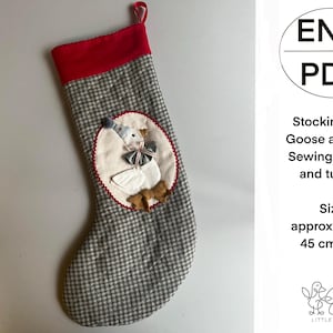 Könnte beinhalten: Ein grauer und weißer karierter Weihnachtssocken mit rotem Bund. Eine weiße Gänseapplikation mit einem blauen Hut ist auf den Socken genäht. Der Socken ist etwa 45 cm lang. ENG PDF Stocking with Goose appliqué Sewing pattern and tutorial Size: approximately 45 cm long Heti LITTLE THINGS