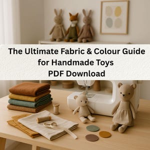 Pode incluir: Imagem com animais de brinquedo feitos à mão, pilhas de tecido, uma máquina de costura e o texto "The Ultimate Fabric & Colour Guide for Handmade Toys PDF Download". Os brinquedos incluem uma raposa e dois coelhos. As cores dos tecidos incluem castanho, amarelo e verde.