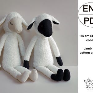 Op de afbeelding: Twee pluche lammetjes, ongeveer 55 cm hoog, zitten naast elkaar. Eén lammetje heeft een beige gezicht met gesloten ogen, de ander heeft een zwart gezicht. Beide hebben witte, getextureerde lichamen en zwarte accenten. De afbeelding bevat tekst.