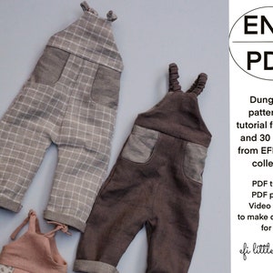 Puede incluir: Un patrón y un tutorial descargables para hacer pantalones de peto para juguetes de 55 cm y 30 cm. El patrón es de la colección EFI Friends. La imagen muestra dos pares de pantalones de peto, uno con estampado de cuadros y otro de color marrón sólido.