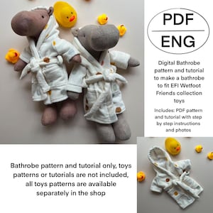 Może przedstawiać: Dwie pluszowe zabawki hipopotamów w białych szlafrokach w brązowe grochy i pasującymi paskami. Żółte gumowe kaczki są rozrzucone wokół hipopotamów. Obraz zawiera wzór PDF i samouczek do wykonania szlafroków.