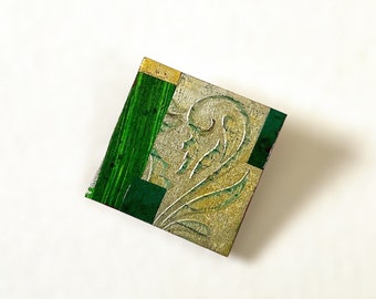 Broche en papier gaufré vert et or vibrant avec motif vigne. Broche en papier peinte à la main, unique en son genre. Bijoux de déclaration.