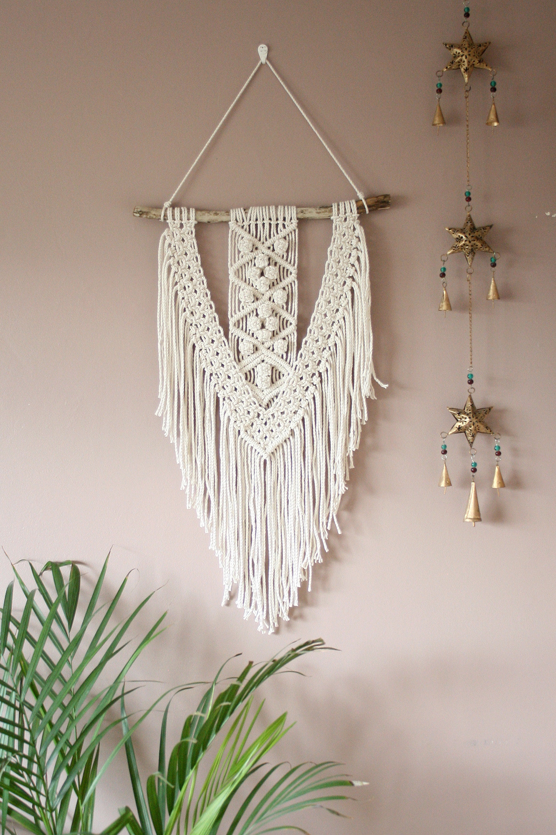 Makramee-Wandbehang im Boho-Stil aus natürlicher Baumwolle. Hängt an einem Stück Treibholz. Strukturiertes Stück Wandkunst. Nachhaltiges Dekor