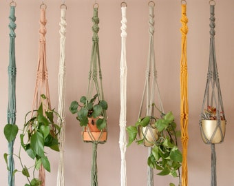 Bunte Makramee Pflanzenhänger aus Baumwollkordel. Mit Blumenampeln dekorierst und dekorierst du dein Zuhause. Nachhaltiges Geschenk. Zimmerpflanzenliebhaber