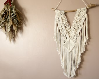 Colgante de pared Macrame estilo boho natural, hecho a mano con algodón natural en un trozo de madera a la deriva, decoración acogedora de la sala de estar, regalo de calentamiento de la casa,