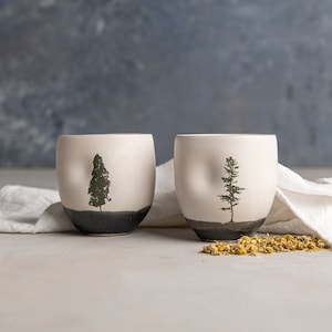 Lot de DEUX tasses à thé en céramique noire et blanche sans anse, gobelets à café expresso en poterie moderne faits main avec décalcomanies d&#39;arbre