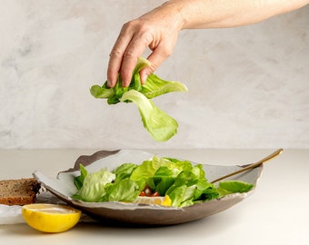 Abstracte handgedraaide 14" grote keramische saladekom, handgemaakte witte ruwe rustieke randen amorf decoratief aardewerk fruitschaal
