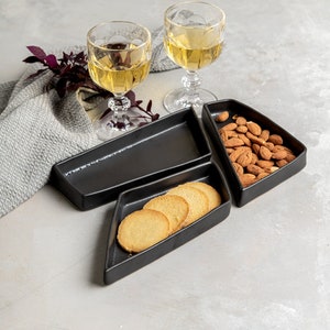 Zwarte keramische serveerschaal, set van 3 tapasschaaltjes, opgedeeld aperitiefschotel, unieke moderne hostingset, dienblad snacks
