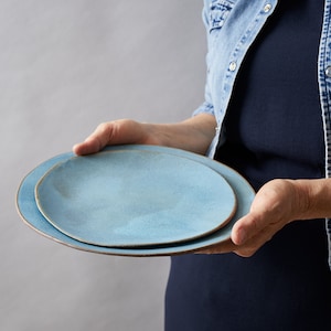 Ensemble de 2 assiettes plates en poterie rustique faites main bleu denim clair, DEUX grandes assiettes en céramique 10,5 pouces de diamètre