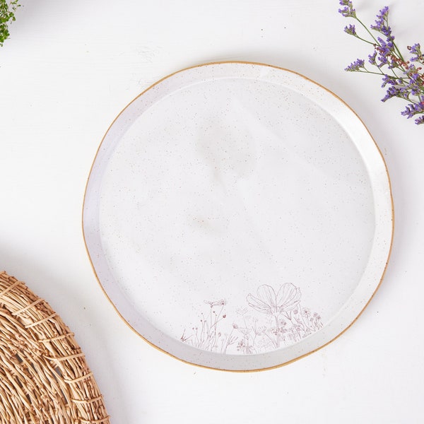 Très grande assiette de service en poterie blanche de 15 po., grand plat à gâteau rond en céramique, plat de service contemporain décoratif fait main avec des fleurs